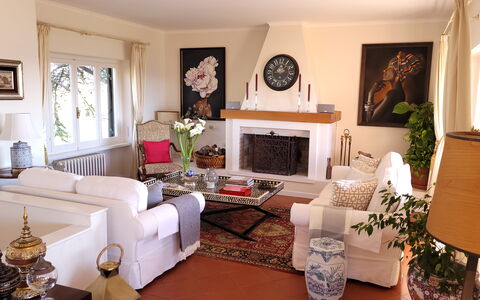 Villa El Olivar: Möbel, Interior Design, Wohnzimmer, Couch, Flooring, Zimmer, Bilderrahmen, Beleuchtung, Tabelle, Fussboden