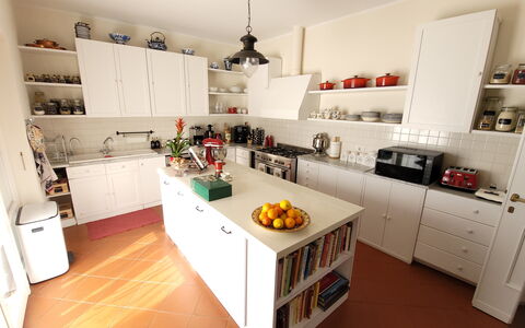 Villa El Olivar: Küche, Cabinetry, Küchengerät, Countertop, Interior Design, Möbel, Flooring, Major Appliance, Holz, Regal
