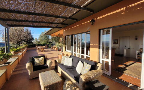Villa El Olivar: Möbel, Stuhl, Schatten, Gartenmöbel, Zuhause, Veranda, Balkon, Couch, Eco Hotel, Holzbeize