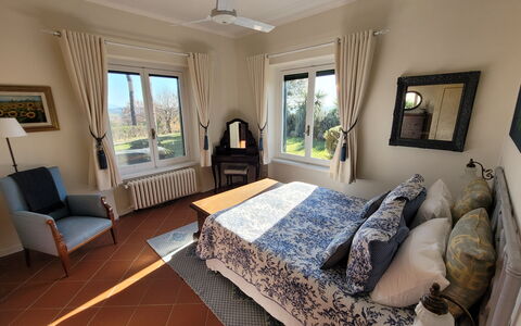Villa El Olivar: Möbel, Interior Design, Holz, Bett, Schlafzimmer, Flooring, Fussboden, Zimmer, Beleuchtung, Linens