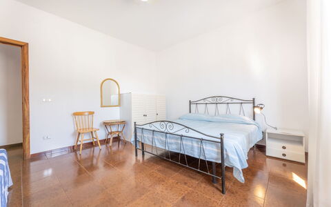 Appartamento Smeraldo, Gallipoli: Flooring, Fussboden, Interior Design, Bett, Schlafzimmer, Decke, Zimmer, Bettdecke, Bettrahmen, Bedding