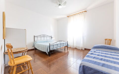 Appartamento Smeraldo, Gallipoli: Fussboden, Flooring, Holz, Schlafzimmer, Bett, Möbel, Bettdecke, Interior Design, Decke, Bedding