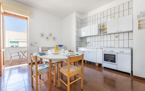Appartamento Smeraldo, Gallipoli: Flooring, Interior Design, Fussboden, Wohnung, Zimmer, Decke, Stuhl, Holzbeize, Küche & Esszimmer Tisch, Küche