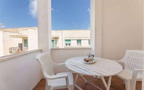 Appartamento Smeraldo, Gallipoli: Wohnung, Möbel, Fussboden, Balkon, Stuhl, Gartenmöbel, Kaffetisch, Hotel, Daylighting