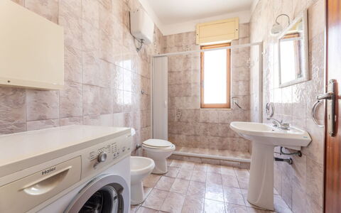Appartamento Smeraldo, Gallipoli: Flooring, Fussboden, Interior Design, Decke, Armatur, Toilette, Zimmer, Wohnung, Sinken, Badezimmer