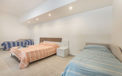 Appartamento Monomare, Gallipoli: Fussboden, Flooring, Interior Design, Holz, Schlafzimmer, Decke, Möbel, Bett, Zimmer, Bedding