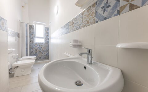 Appartamento Monomare, Gallipoli: Flooring, Fussboden, Interior Design, Fliese, Armatur, Decke, Badezimmer, Zimmer, Sinken