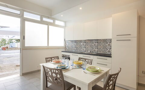 Appartamento Monomare, Gallipoli: Flooring, Interior Design, Fussboden, Möbel, Küche, Countertop, Major Appliance, Decke, Wohnung, Zimmer