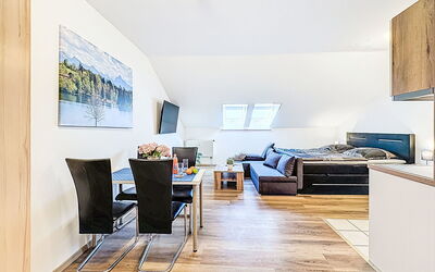 Alpenlodge-Höfats 110.2: Möbel, Interior Design, Flooring, Fussboden, Zimmer, Decke, Couch, Holzboden, Wohnung, Wohnzimmer