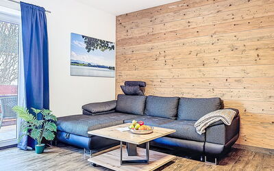 Alpenlodge Breitenberg 110.8: Möbel, Holz, Flooring, Holzboden, Interior Design, Fussboden, Zuhause, Wohnzimmer, Couch, Zimmer