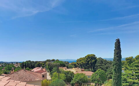 Les Jardins du Soleil: Himmel, Blau, Daytime, Baum, Wohngebiet, Dach, Zuhause, Vorort, Estate, Dorf