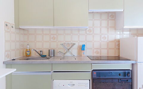 Les Jardins du Soleil: Küche, Küchengerät, Countertop, Major Appliance, Cabinetry, Flooring, Interior Design, Spüle, Fussboden, Haushaltsgerät