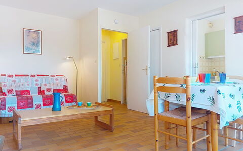 Les Jardins du Soleil: Möbel, Interior Design, Flooring, Fussboden, Zimmer, Wohnung, Stuhl, Decke, Küche & Esszimmer Tisch, Wohnzimmer