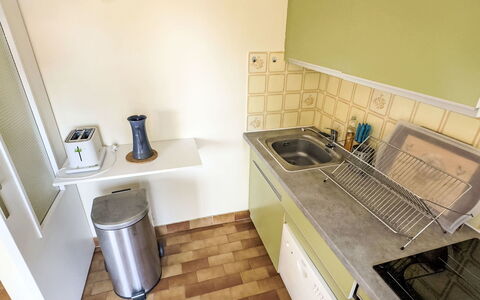 Les Jardins du Soleil: Flooring, Küche, Major Appliance, Küchengerät, Fussboden, Countertop, Holz, Interior Design, Zimmer, Spüle
