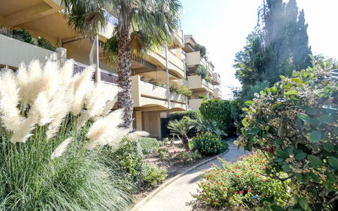 Les Jardins du Soleil: Strauch, Wohngebiet, Wohnung, Eigentumswohnung, Garten, Auffahrt, Hazienda, Schatten, Landscaping