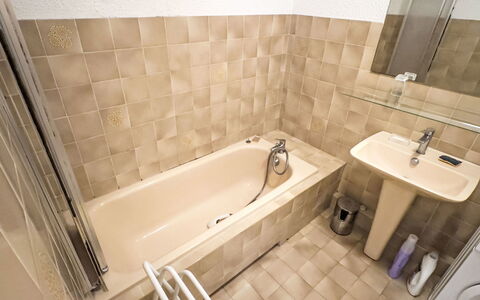 Les Jardins du Soleil: Badezimmer, Wand, Flooring, Armatur, Badewanne, Fussboden, Interior Design, Installation, Fliese, Zapfhahn