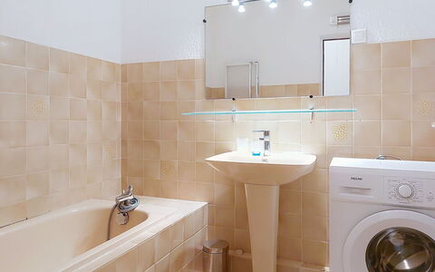 Les Jardins du Soleil: Badezimmer, Flooring, Armatur, Interior Design, Wand, Fussboden, Sinken, Zapfhahn, Bad Sink, Installation