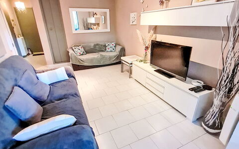 Mimosa: Möbel, Interior Design, Flooring, Couch, Fussboden, Zimmer, Wohnzimmer, Fernsehen, Elektronisches Gerät, Wohnung