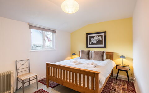The Chalet: Bett, Interior Design, Möbel, Schlafzimmer, Wand, Fussboden, Holz, Flooring, Decke, Bettdecke