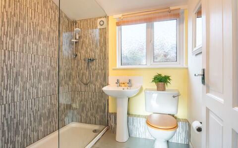 The Chalet: Badezimmer, Armatur, Wand, Flooring, Toilleten Sitz, Fussboden, Toilette, Interior Design, Sinken, Zapfhahn