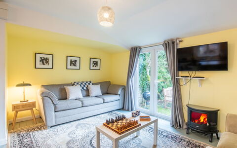 The Chalet: Möbel, Interior Design, Wand, Couch, Flooring, Holz, Fussboden, Zimmer, Wohnzimmer, Zuhause