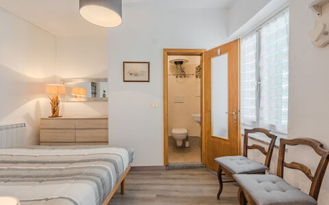 Catherine: Möbel, Interior Design, Fussboden, Holz, Flooring, Schlafzimmer, Bett, Zimmer, Decke, Textil