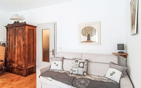 Catherine: Möbel, Interior Design, Flooring, Couch, Wand, Fussboden, Holz, Zimmer, Wohnzimmer, Beleuchtung