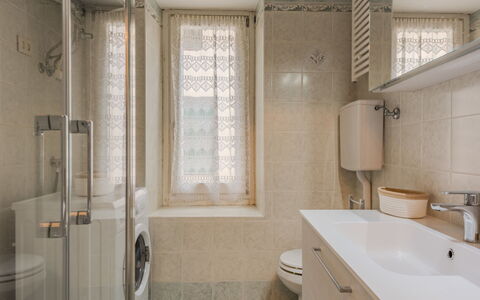 Catherine: Badezimmer, Bad Sink, Armatur, Interior Design, Wand, Sinken, Flooring, Fussboden, Zapfhahn, Toilette