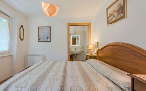 Catherine: Bett, Möbel, Interior Design, Schlafzimmer, Wand, Bettdecke, Bedding, Holz, Decke, Zimmer