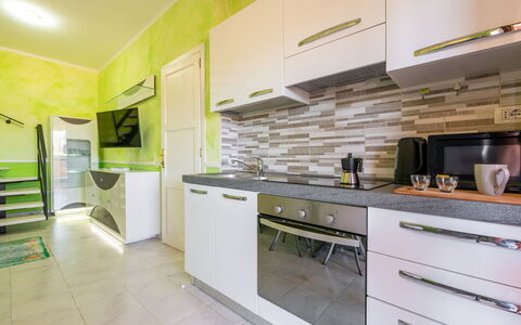 Parigi: Flooring, Interior Design, Fussboden, Countertop, Holz, Küche, Möbel, Decke, Beleuchtung, Major Appliance