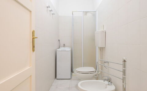 Parigi: Toilleten Sitz, Flooring, Wand, Toilette, Fussboden, Armatur, Interior Design, Badezimmer, Zimmer, Installation