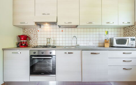 Malù House: Küche, Küchengerät, Countertop, Cabinetry, Major Appliance, Spüle, Flooring, Sinken, Möbel, Interior Design