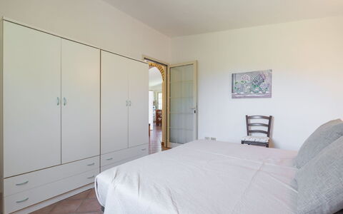 Malù House: Flooring, Fussboden, Interior Design, Möbel, Bett, Decke, Schlafzimmer, Zimmer, Beleuchtung, Wohnung