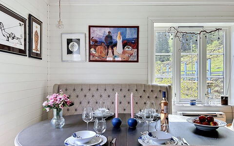 Ese Panorama: Möbel, Interior Design, Flooring, Holz, Fussboden, Tabelle, Beleuchtung, Stuhl, Küche & Esszimmer Tisch, Esszimmer