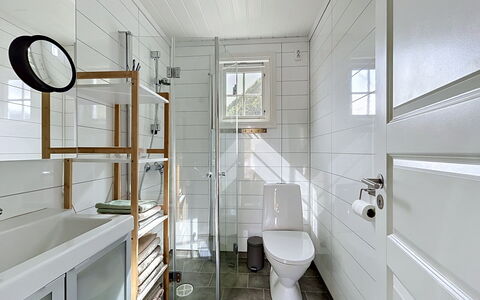 Ese Panorama: Flooring, Interior Design, Fussboden, Armatur, Badezimmer, Fliese, Decke, Installation, Toilette, Zapfhahn