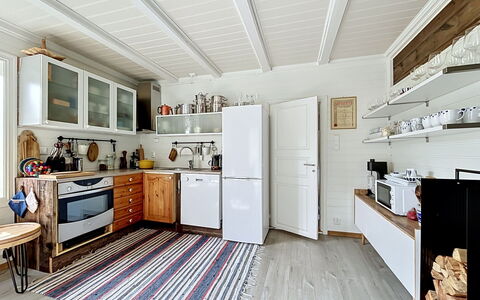 Ese Panorama: Küche, Flooring, Möbel, Interior Design, Major Appliance, Holz, Küchengerät, Decke, Countertop, Fussboden