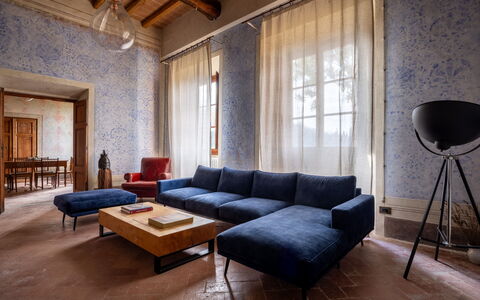 Villa Il Casalino, Florentine Hills with Pool: Möbel, Interior Design, Flooring, Fussboden, Holz, Couch, Tabelle, Decke, Beleuchtung, Wohnzimmer