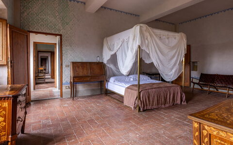 Villa Il Casalino, Florentine Hills with Pool: Flooring, Fussboden, Interior Design, Möbel, Decke, Beleuchtung, Zimmer, Schlafzimmer, Bett, Bettrahmen