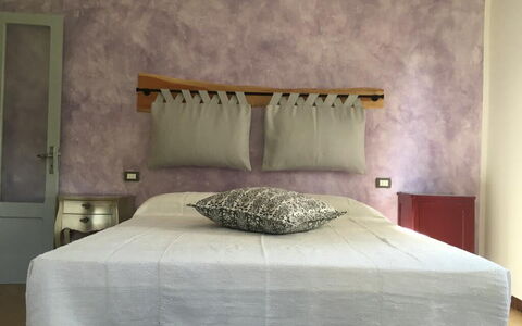 Apartment, Garden, Beigua Unesco Global Geopark: Schlafzimmer, Bett, Bettdecke, Möbel, Bedding, Interior Design, Linens, Fussboden, Flooring, Bettrahmen
