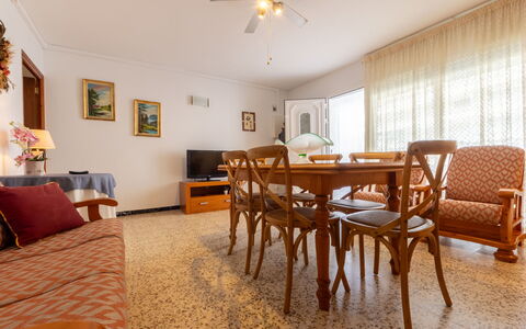 Tomas de Victoria: Möbel, Interior Design, Flooring, Fussboden, Couch, Holz, Decke, Zimmer, Wohnzimmer, Beleuchtung