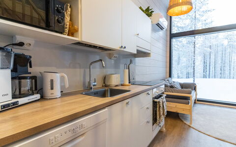 Soutaja Lodge: Küche, Countertop, Küchengerät, Möbel, Holz, Interior Design, Flooring, Major Appliance, Cabinetry, Haushaltsgerät