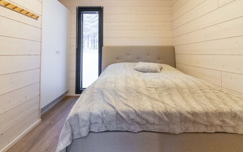 Soutaja Lodge: Schlafzimmer, Holz, Flooring, Bett, Fussboden, Bettdecke, Bedding, Interior Design, Bettrahmen, Holzboden