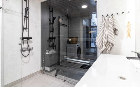 Soutaja Lodge: Flooring, Armatur, Interior Design, Fussboden, Badezimmer, Installation, Decke, Fliese, Zapfhahn, Zimmer