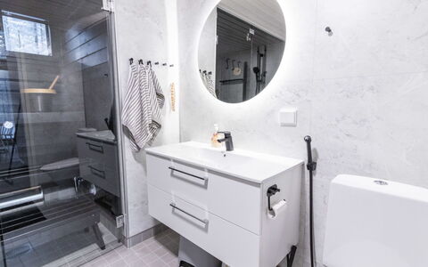 Soutaja Lodge: Flooring, Interior Design, Armatur, Fussboden, Badezimmerschrank, Sinken, Bad Sink, Badezimmer, Zapfhahn, Decke