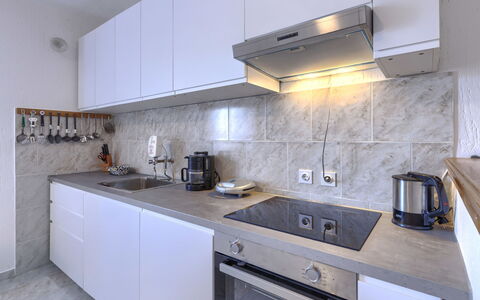 Majoli: Küchengerät, Küche, Countertop, Major Appliance, Cabinetry, Haushaltsgerät, Herd, Flooring, Spüle, Interior Design