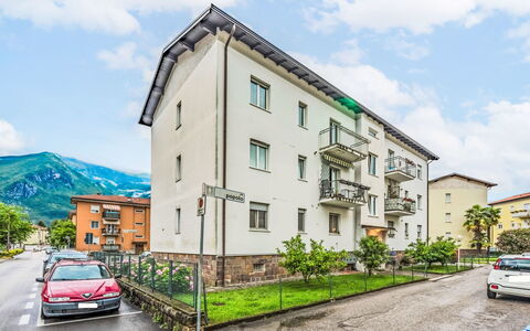 Livia: Gebäude, Fenster, Wohngebiet, Nachbarschaft, Die Architektur, \Stadt, Wohnung, Urban Design, Menschliche Siedlung, Balkon