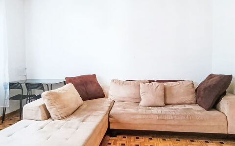 Livia: Möbel, Flooring, Fussboden, Holz, Interior Design, Couch, Wohnzimmer, Kissen, Zimmer, Komfort