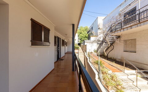 Delfines: Wohnung, Geländer, Balkon, Schatten, Eigentumswohnung, Daylighting, Veranda, Zaun, Baluster