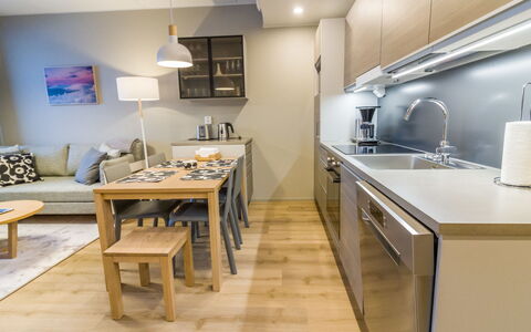 Ylläs Chalets 4203: Möbel, Interior Design, Flooring, Fussboden, Wand, Holz, Countertop, Küche, Decke, Zimmer