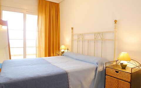 Altea Dorada: Schlafzimmer, Bett, Zimmer, Möbel, Eigentum, Bettdecke, Bettrahmen, Interior Design, Wand, Fussboden